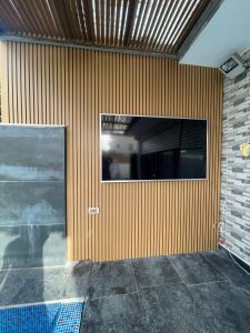 חיפוי קירות חוץ דמוי עץ פולימרי - ראשון לציון - עיצוב כניסה לבית מודרני - מבואת כניסה לבית - חיפוי קיר דמוי עץ - חיפוי קירות פנים דמוי עץ - חיפוי קיר pvc דמוי עץ - חיפוי קיר לסלון מעץ מעוצבת - עיצוב כניסה לבית מבפנים - יפוי קיר טלוויזיה חיפוי עץ לטלוויזיה קיר טלוויזיה מעוצב עיצוב קיר טלוויזיה חיפוי קיר בסלון חיפוי טלוויזיה מעץ עיצוב סלון עם קיר טלוויזיה קיר טלוויזיה עם נישה קיר טלוויזיה בהתאמה אישית קיר טלוויזיה עם תאורה נסתרת