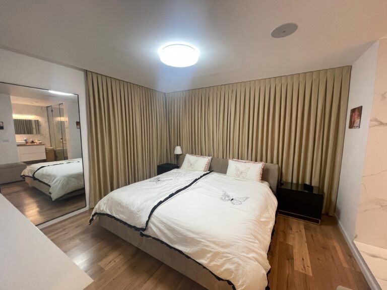 וילון בצבע בז' התקנת וילונות לבתים ולשרדים