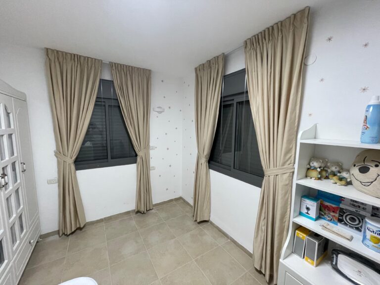 וילון בצבע בז' התקנת וילונות לבתים ולשרדים