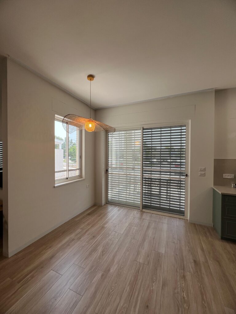 וילון בצבע בז' התקנת וילונות לבתים ולשרדים