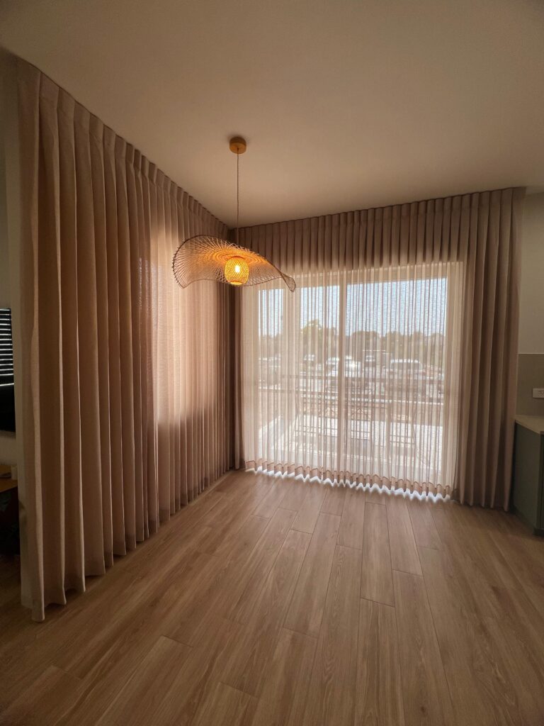וילון בצבע בז' לסלון התאמה אישית וילונות בז' רשת