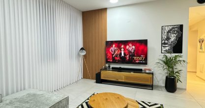 וילון לסלון כולל התקנה - חיפוי קיר דמוי עץ - חיפוי קירות פנים דמוי עץ - חיפוי קיר pvc דמוי עץ - חיפוי קיר לסלון מעץ